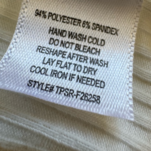 NWT Tresics Ribbed V-Neck Tee - Picture 5 of 5
